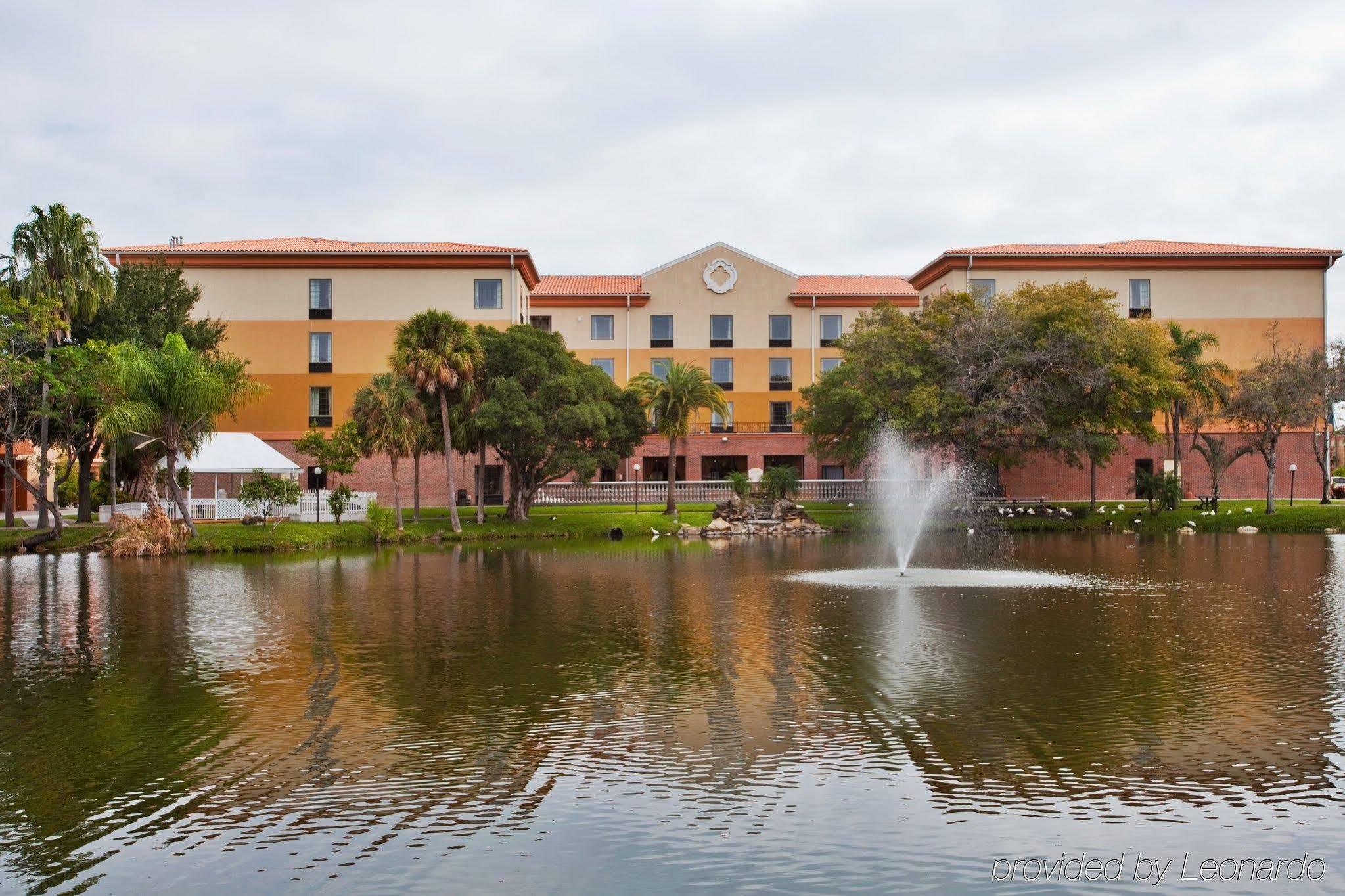 Country Inn & Suites By Radisson, Tampa Airport East-Rj Stadium Exterior photo